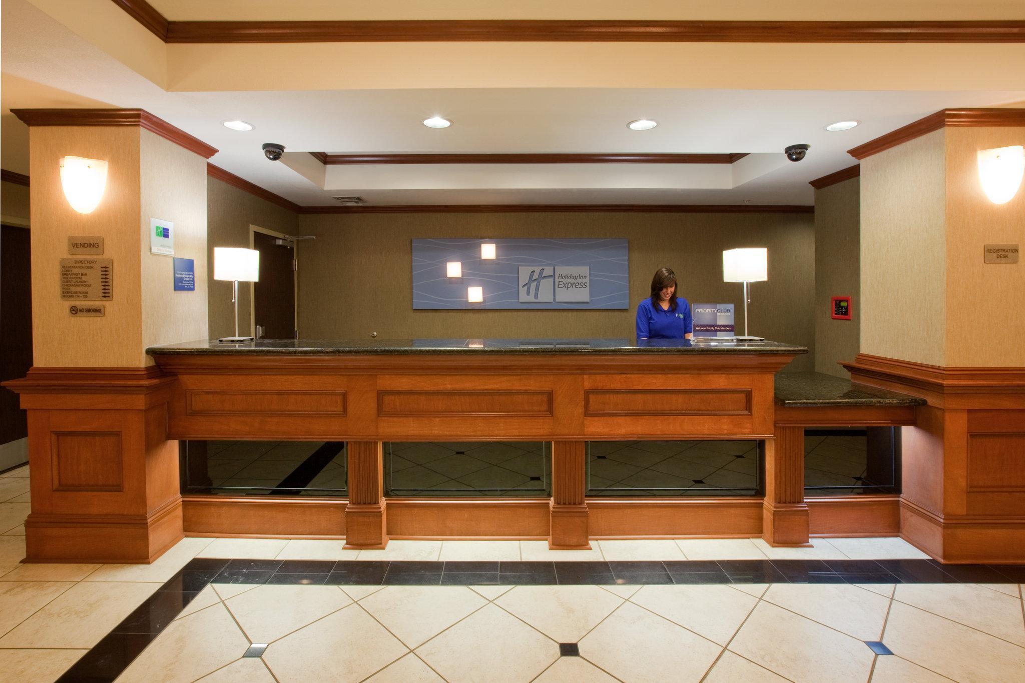 Holiday Inn Express Hotel And Suites Ada By Ihg Exterior foto