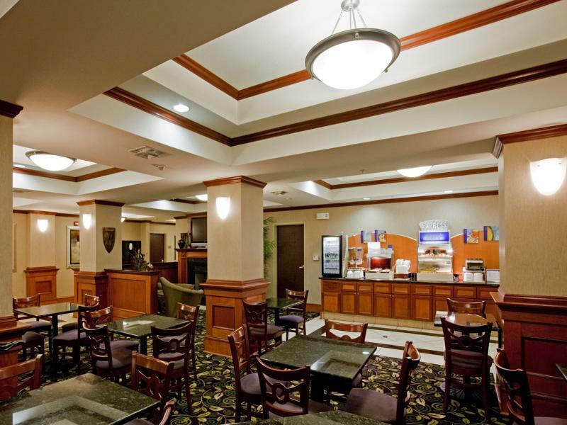 Holiday Inn Express Hotel And Suites Ada By Ihg Exterior foto